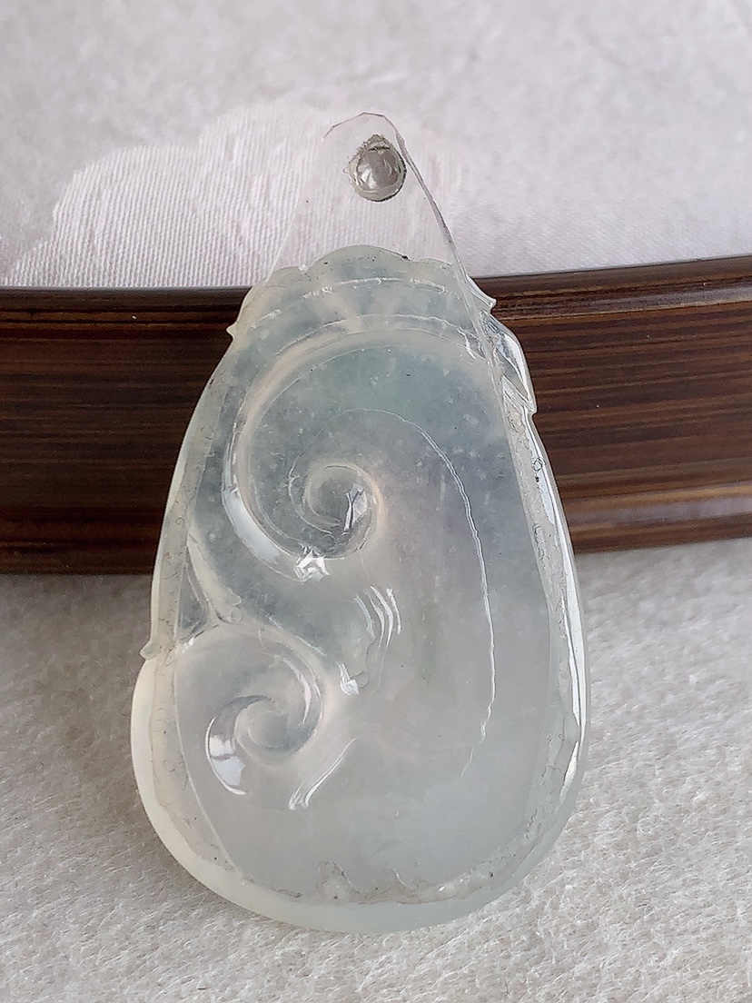 天然A货翡翠白冰白月光如意镶嵌件 
尺寸37.4-25-6.2mm 重量10.88g 0425