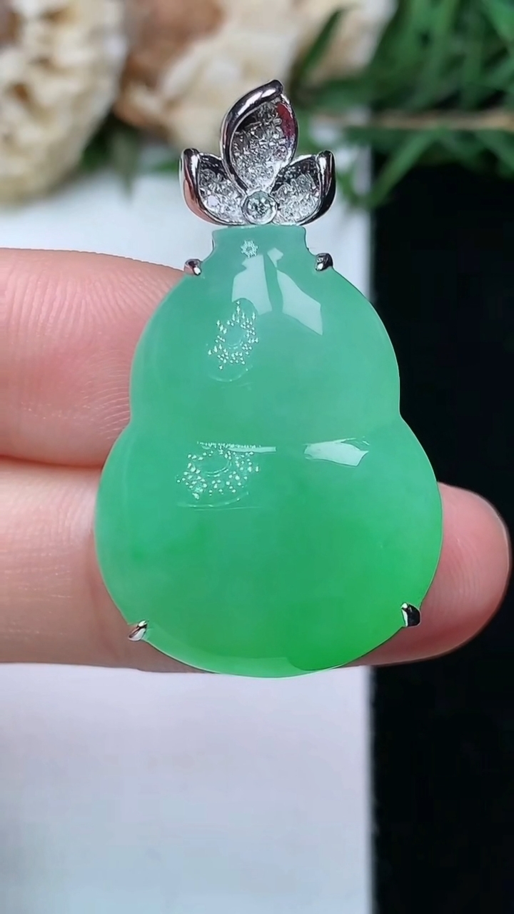 天然A货翡翠葫芦吊坠，尺寸24.9-19.3-10.8，重量:8.75g
4月26日