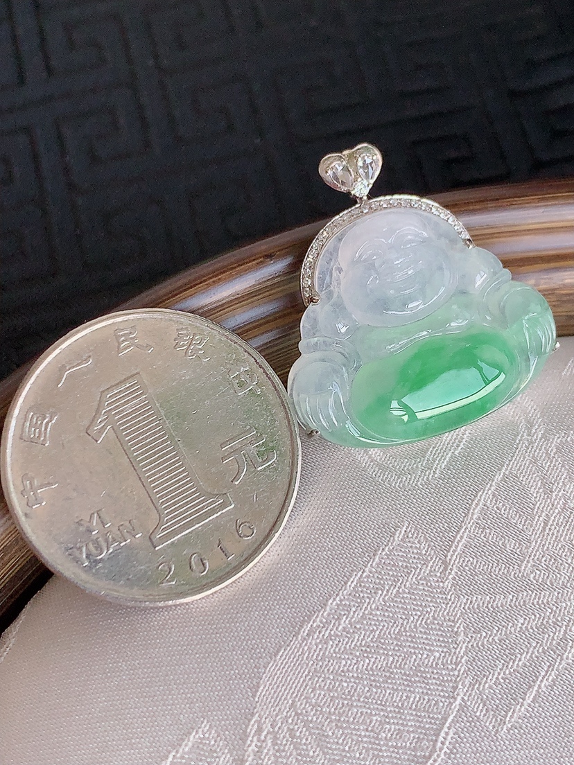 天然A货翡翠18K金伴钻镶嵌飘绿佛公吊坠 
尺寸26-19-24-7.5mm 重量4.90g 0425