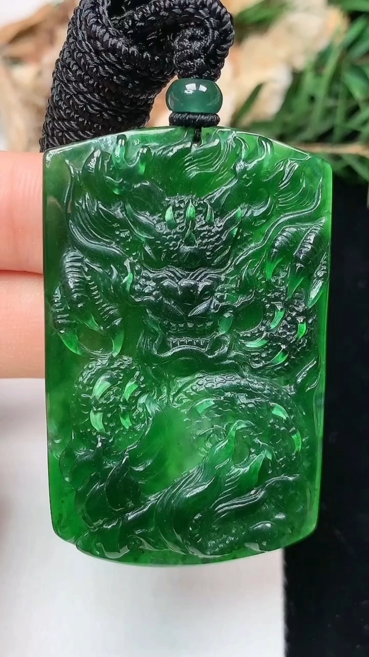 天然A货翡翠龙牌吊坠，尺寸46.3-30.5-5，重量:15.81g
4月26日