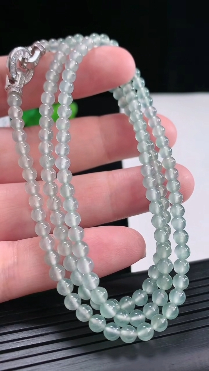 天然A货翡翠种飘花圆珠项链，尺寸4.2-152颗重量:21.30g
4月26日