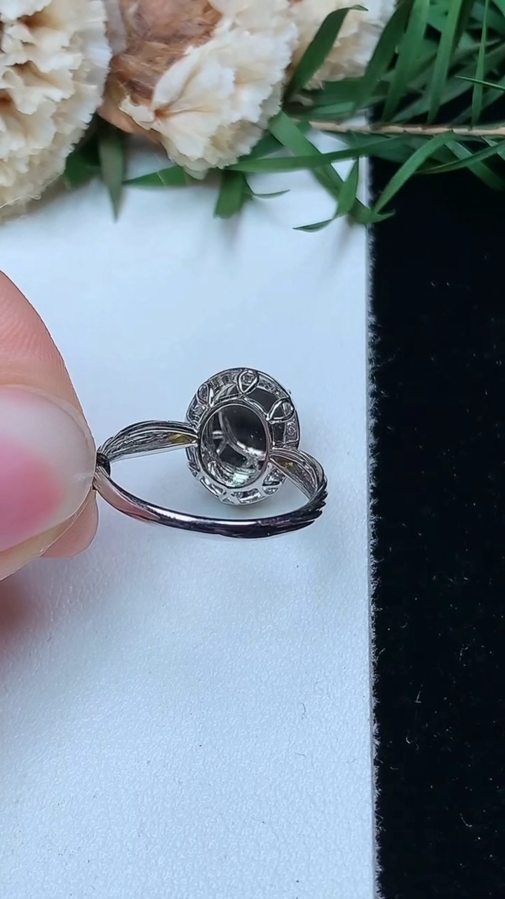 天然A货翡翠蛋面戒指，尺寸17-9.6-7.4，重量:2.35g2026年4月26日
工厂直销收藏佳品,种好水足，色泽均匀，有种有色，上手高大气！