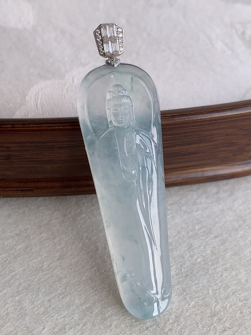 天然A货翡翠18K金伴钻镶嵌飘花观音吊坠 
尺寸58.6-50-16.5-6.3mm 重量11.76g 0425