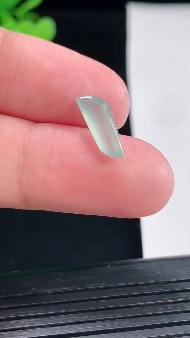 天然A货翡翠随形镶嵌件，尺寸14-5-3.5重量:0.42g
4月26日