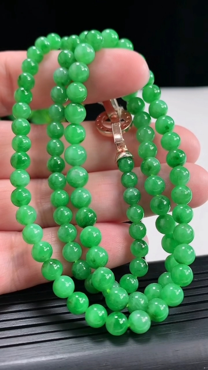 天然A货翡翠圆珠项链，尺寸5-99颗重量:31.67g
4月26日