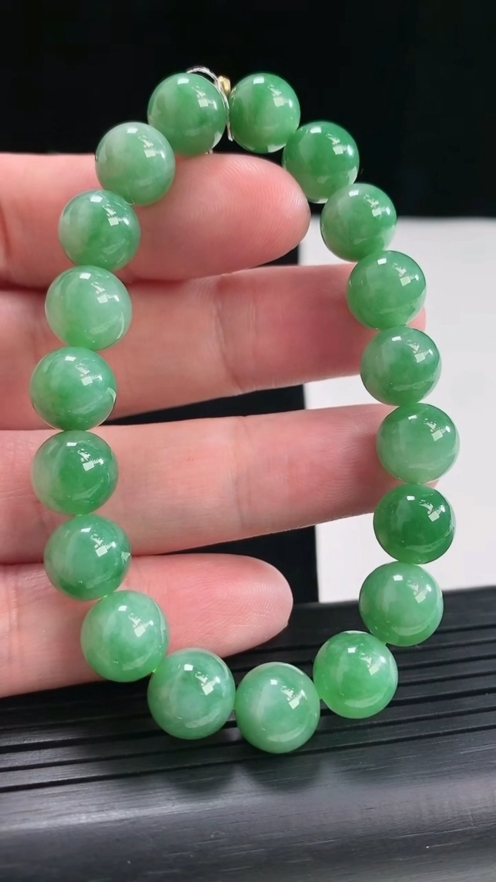 天然A货翡翠圆珠手串，尺寸10-19l颗重量:31.94g4月26日
工厂直销收藏佳品,种好水足，色
