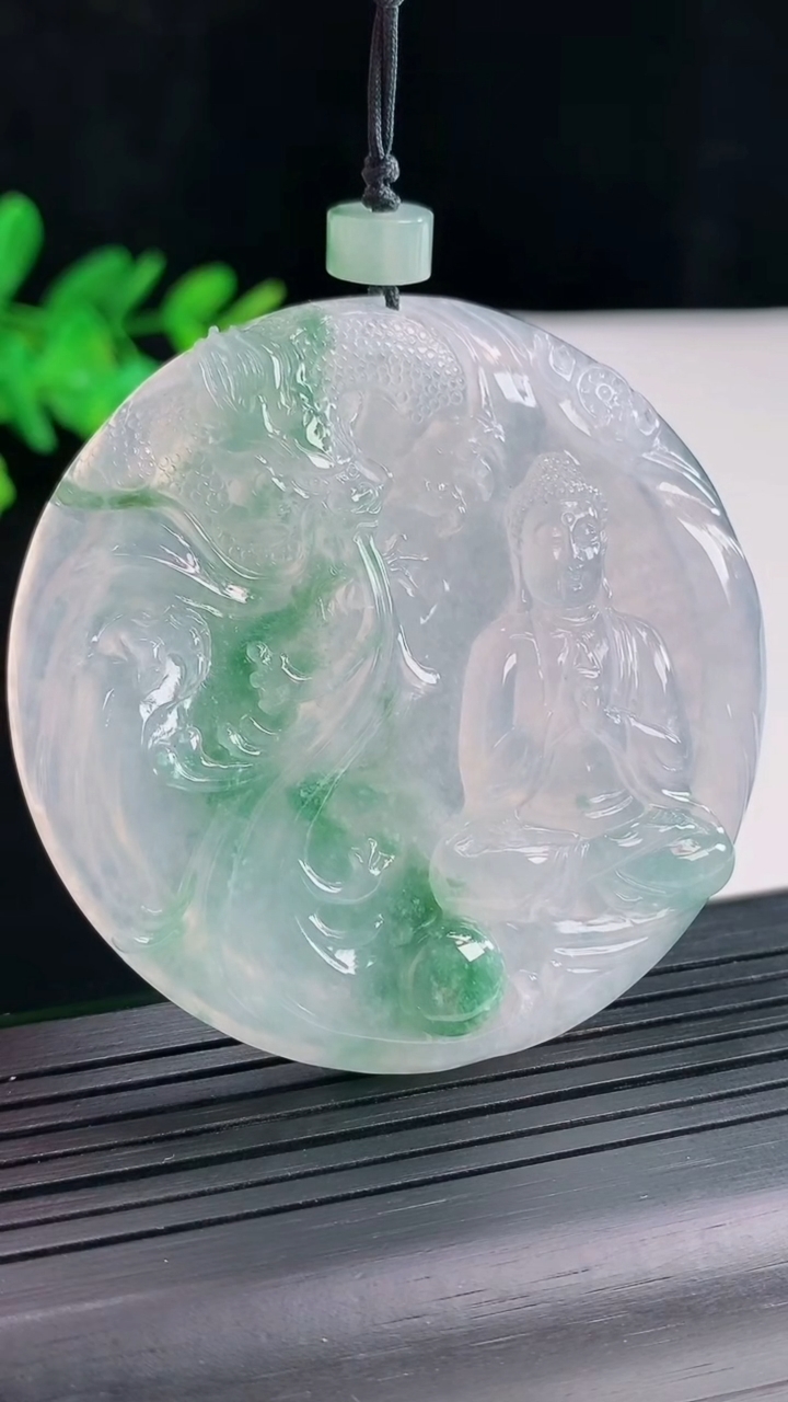 天然A货翡翠种飘花祥龙大日如来佛吊坠，尺寸56-8重量:50.18g
4月26日