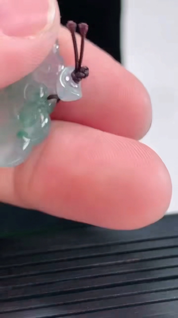 天然A货翡翠冰种飘花如意吊坠，尺寸28-17.6-5.5重量:5.99g
4月26日