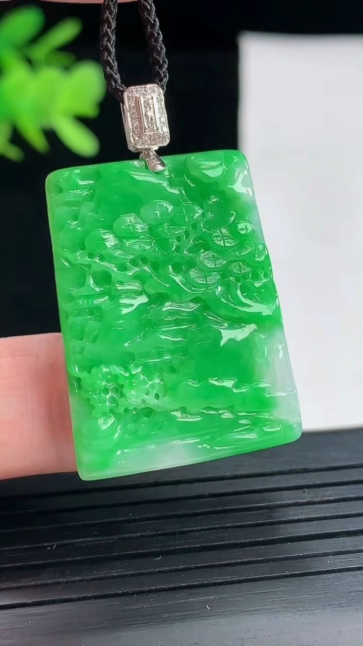 天然A货翡翠山水牌吊坠，尺寸31-24-3.5重量:7.16g
4月26日