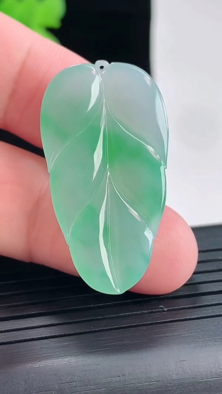 天然A货翡翠金枝玉叶 叶子吊坠，尺寸37-20-5重量:7.00g
4月26日
