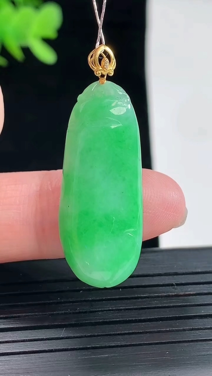 天然A货翡翠福瓜吊坠，尺寸31-13-5.6重量:4.84g
4月26日