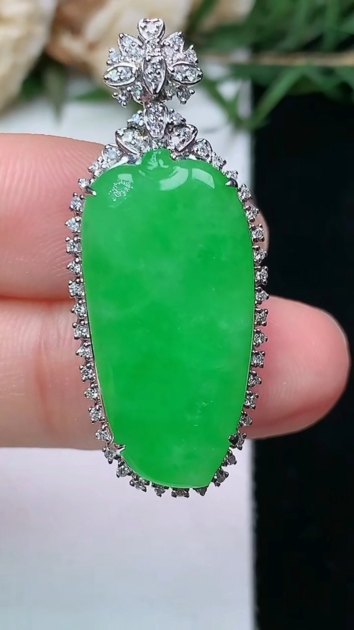 天然A货翡翠福瓜吊坠，尺寸36-15-8，裸石24.8-12.6，重量:5.45g
4月26日