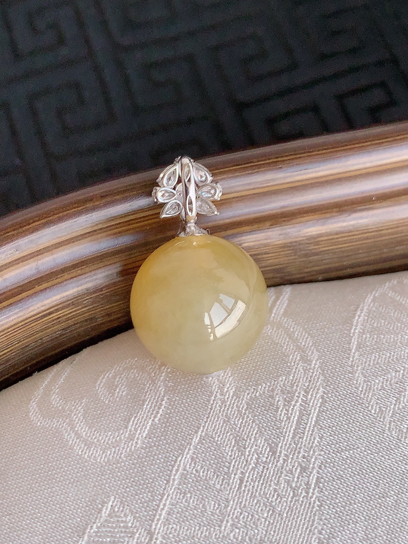 天然A货翡翠18K金伴钻镶嵌黄翡圆珠转运珠吊坠 
尺寸21-12.5mm 重量4.05g 0425