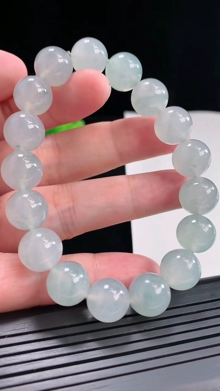 天然A货翡翠种飘花圆珠手串，尺寸12.5-16颗重量:55.94g4月26日
工厂直销收藏佳品,种好水足，色泽均匀，有种有色，上手高大气！