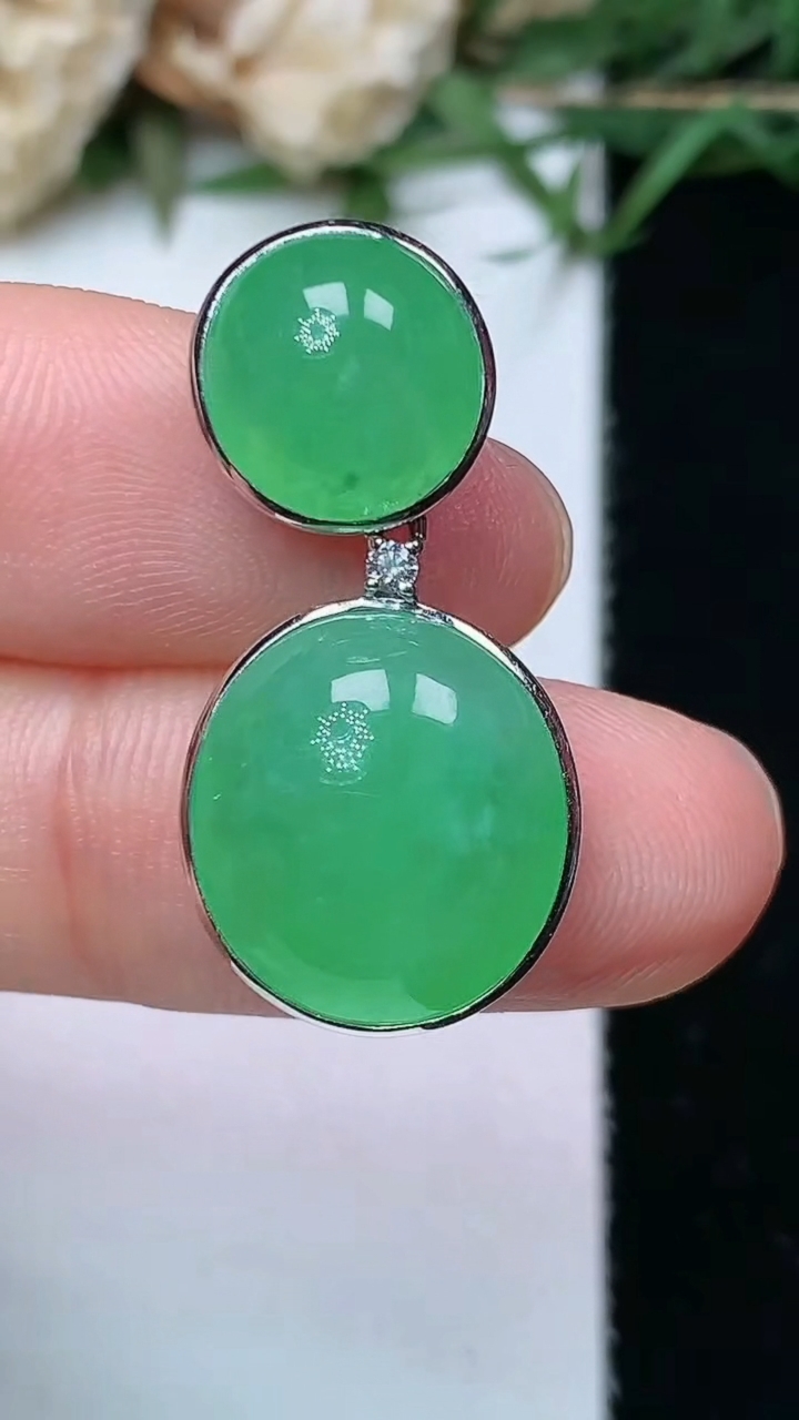 天然A货翡翠蛋面吊坠，尺寸27.6-13.7-7.2，裸石14-12.4，重量:4.58g
4月26日