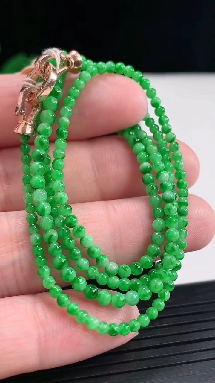 天然A货翡翠圆珠项链，尺寸2.5-209颗重量:8.55g
4月26日