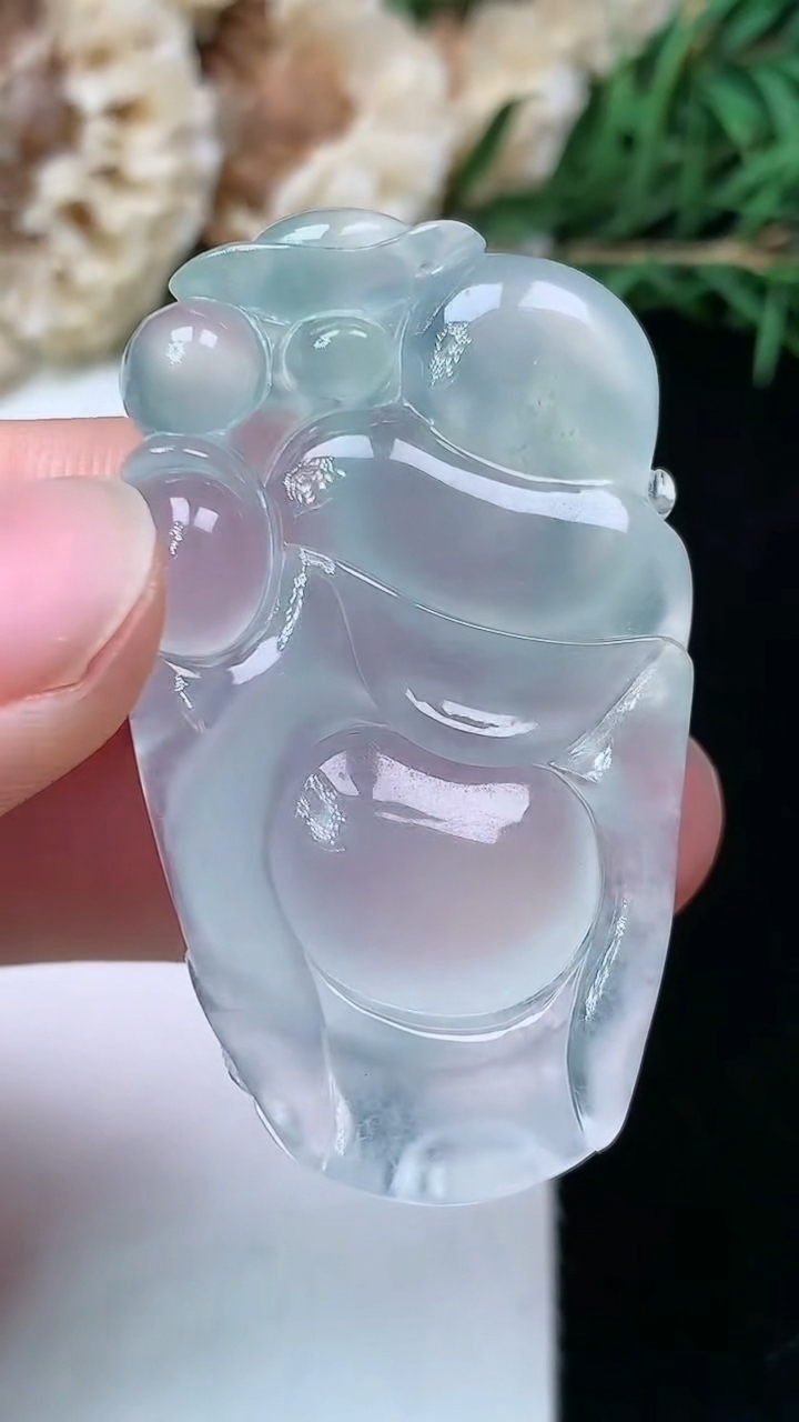 天然A货翡翠白冰逍遥佛吊坠，尺寸42.7-25-8，重量:15.07g
4月26日