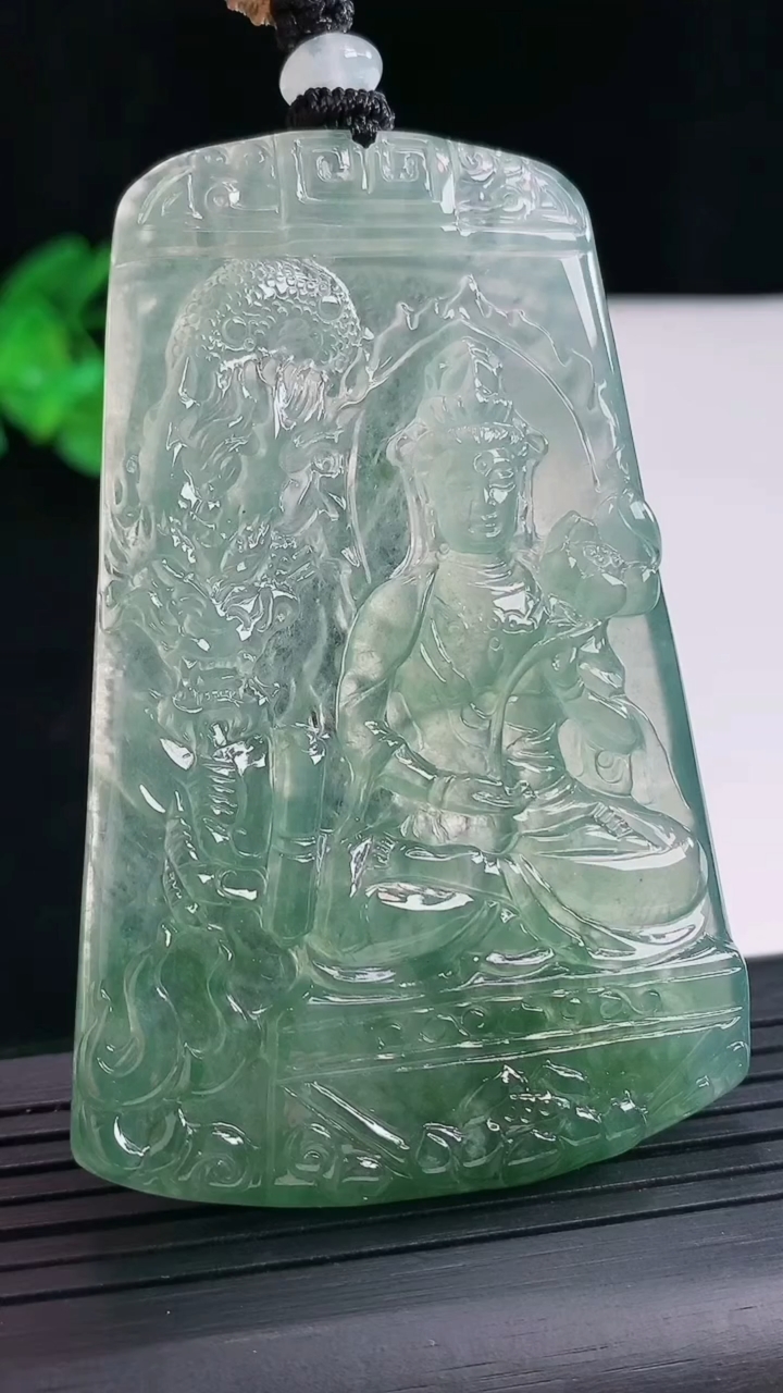 天然A货翡翠种飘花祥龙大势至菩萨吊坠，尺寸69-45.6-6重量:44.90g
4月26日