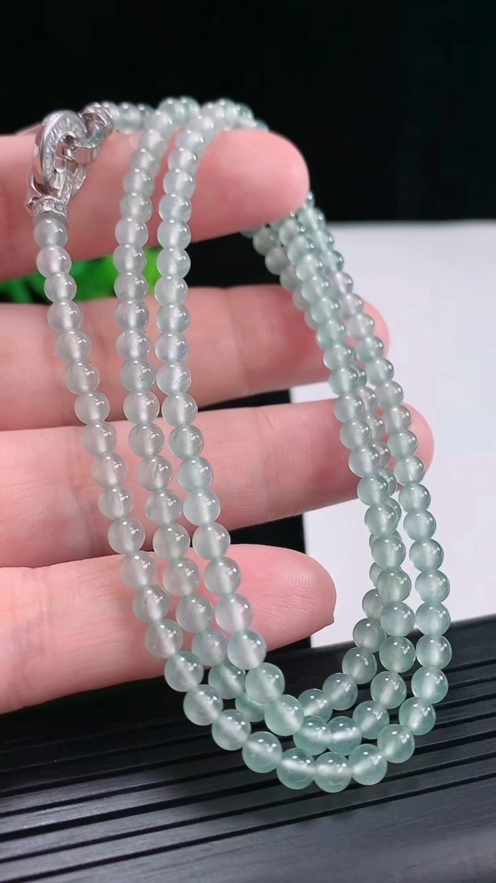 天然A货翡翠种飘花圆珠项链，尺寸4.2-152颗重量:21.30g
4月26日