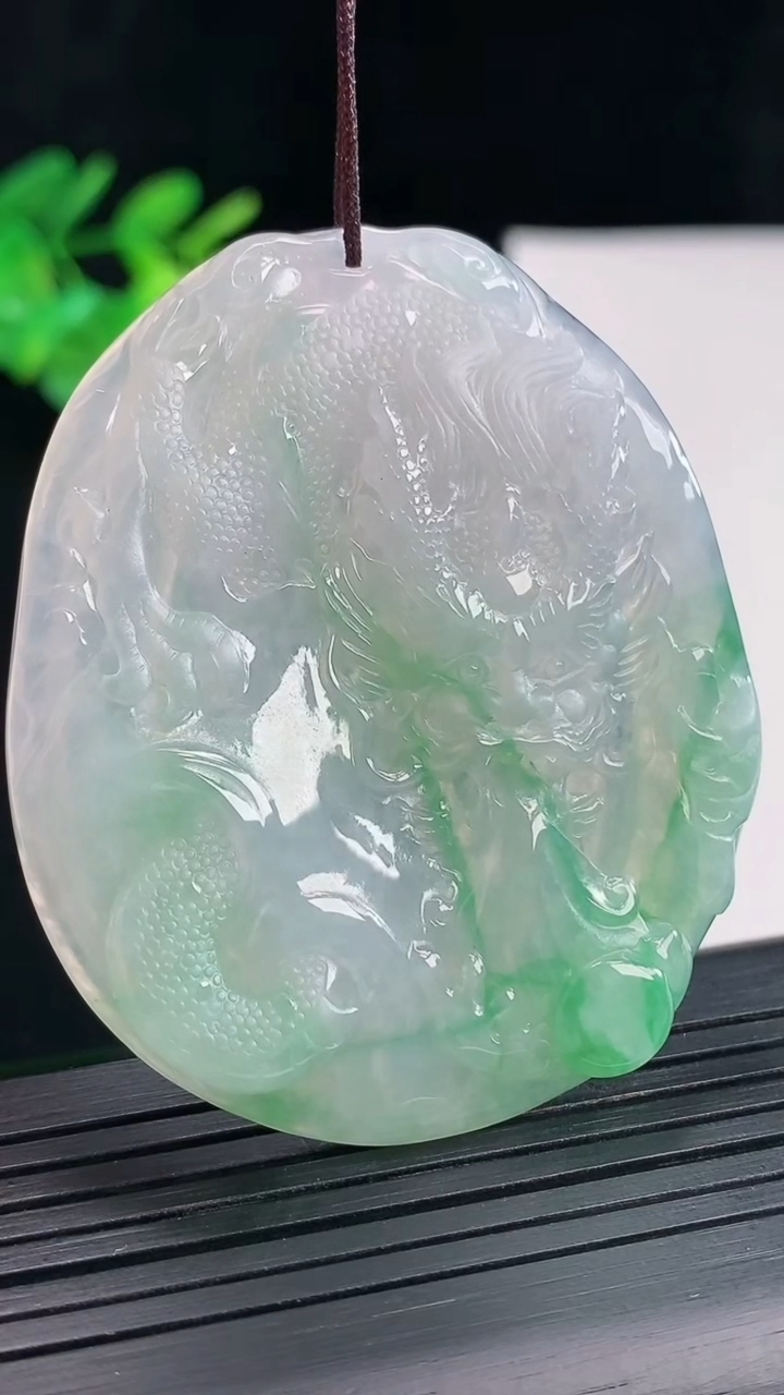 天然A货翡翠龙牌吊坠，尺寸55-46.5-6重量:29.49g
4月26日