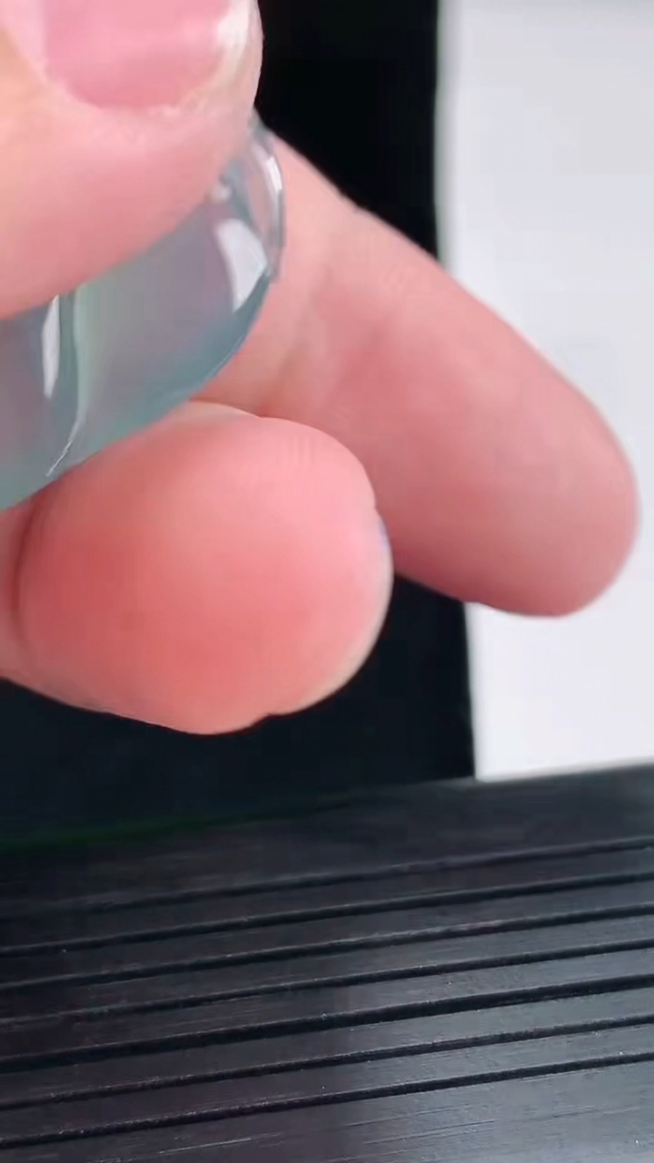 天然A货翡翠种飘花金枝玉叶 叶子吊坠，尺寸33-22-4.5重量:6.76g
4月26日