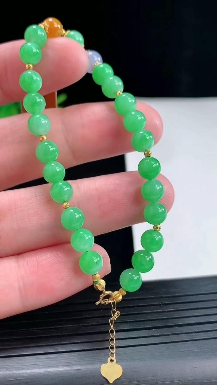 天然A货翡翠圆珠手链，尺寸6-19颗重量:9.45g4月26日
工厂直销收藏佳品,种好水足，色泽均匀，有种有色，上手高大气！