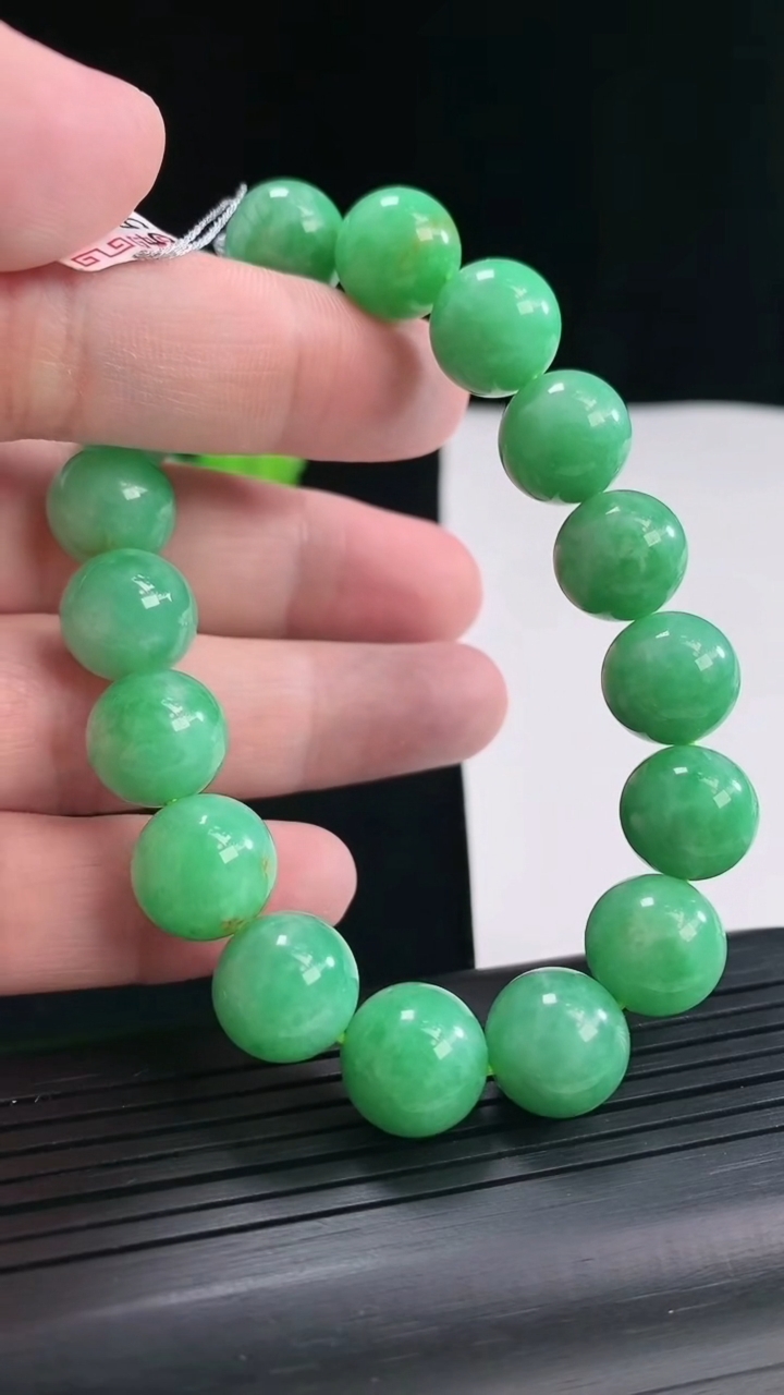 天然A货翡翠圆珠手串，尺寸12.2-17颗重量:55.38g4月26日
工厂直销收藏佳品,种好水足，色泽均匀，有种有色，上手高大气！