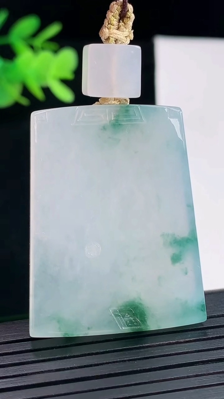 天然A货翡翠种飘花仿古无事牌吊坠，尺寸40.2-31.5-5.2重量:23.62g
4月26日