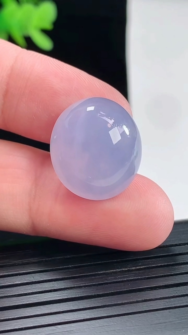 天然A货翡翠种紫罗兰蛋面镶嵌件，尺寸19.6-17.5-8.8重量:5.18g
4月26日