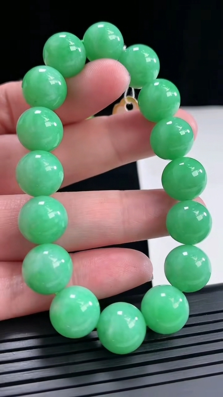 天然A货翡翠圆珠手串，尺寸12-16颗重量:52.59g4月26日
工厂直销收藏佳品,种好水足，色泽均匀，有种有色，上手高大气！