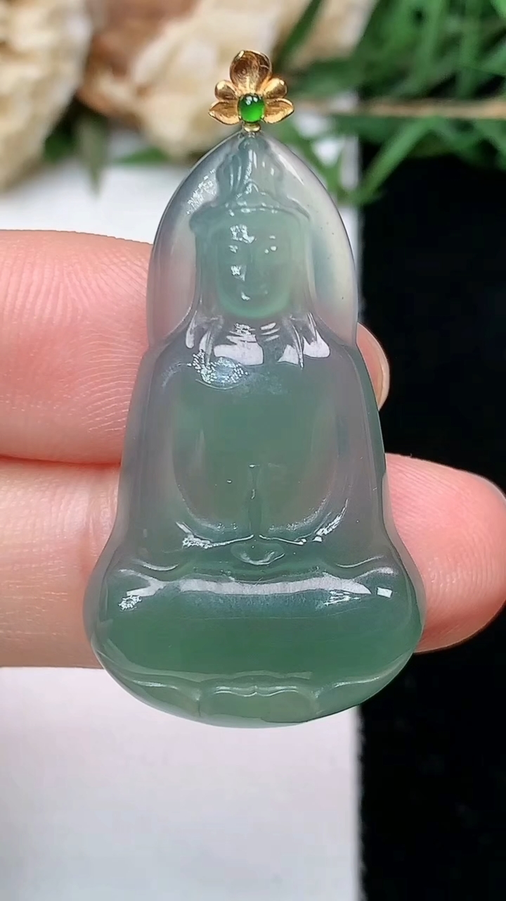 天然A货翡翠蓝水素衣观音吊坠，尺寸32.4-19-4.4，重量:4.76g
4月26日