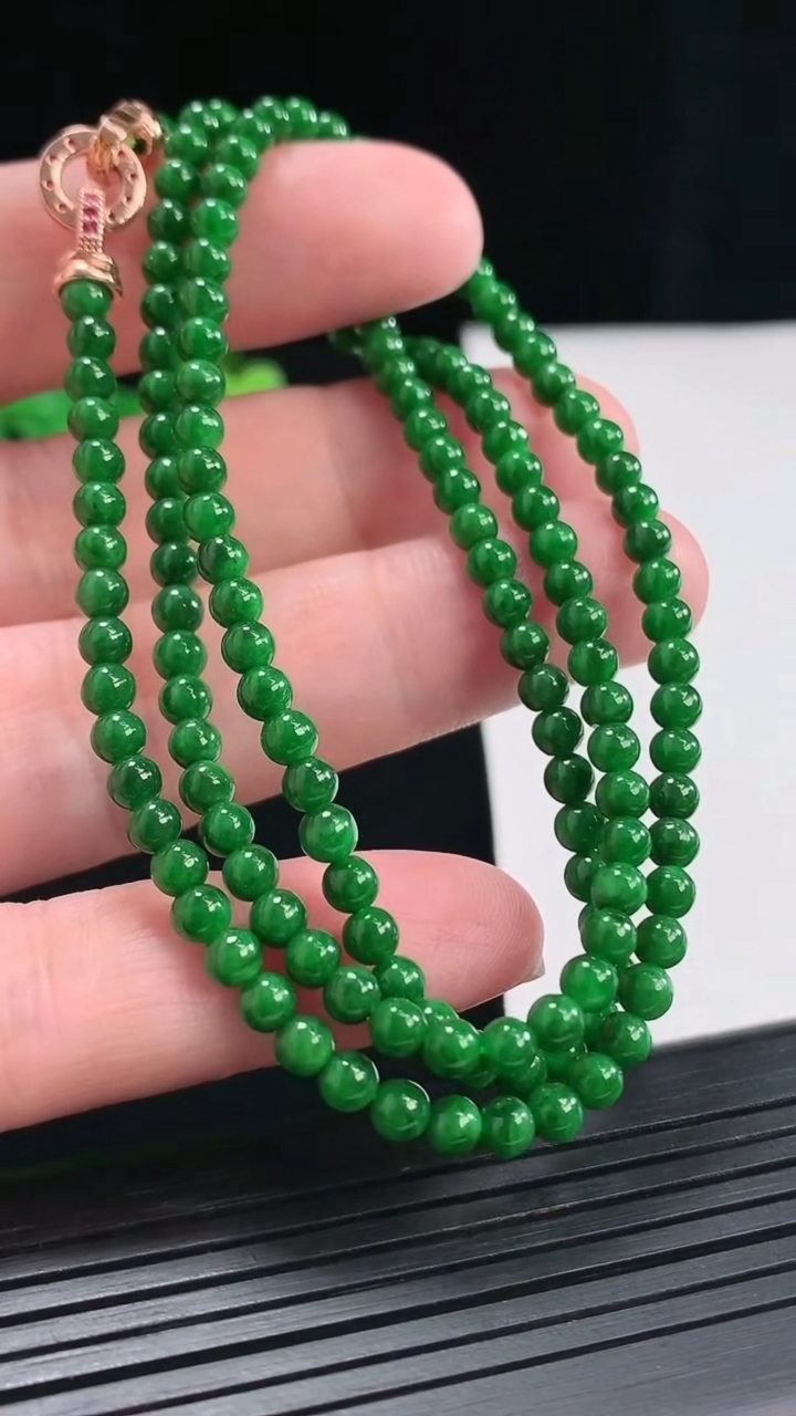 天然A货翡翠圆珠项链吊坠，尺寸4-156颗重量:16.44g4月26日
工厂直销收藏佳品,种好水足，色泽均匀，有种有色，上手高大气！