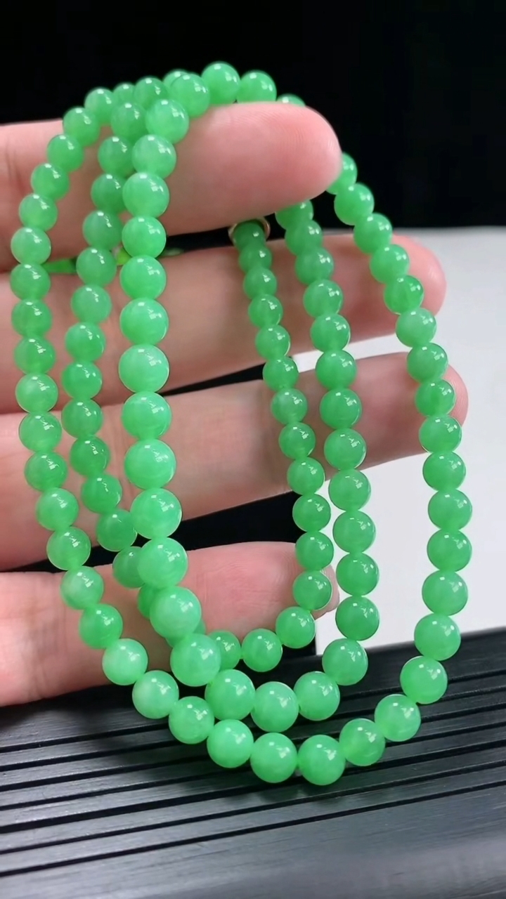 天然A货翡翠圆珠项链，尺寸5.5-111颗重量:30.20g
4月26日