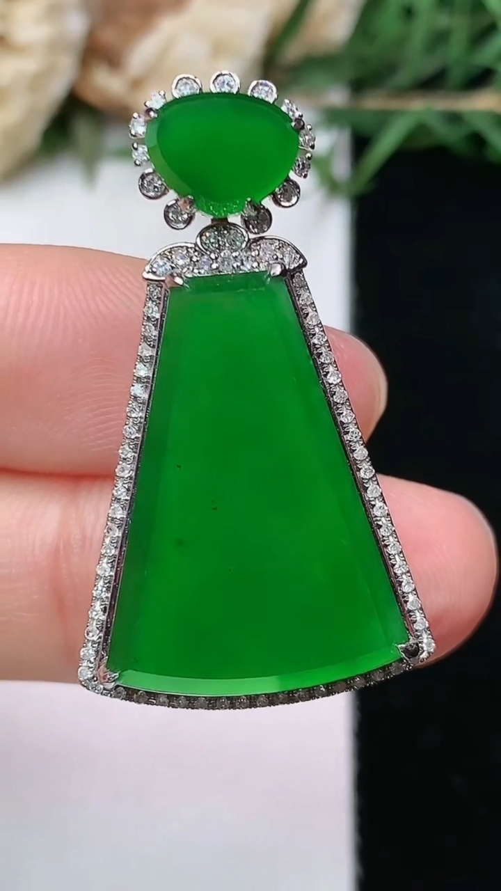 天然A货翡翠无事牌吊坠，尺寸34.2-19.5-7，裸石22-15.6，重量:4.40g
4月26日