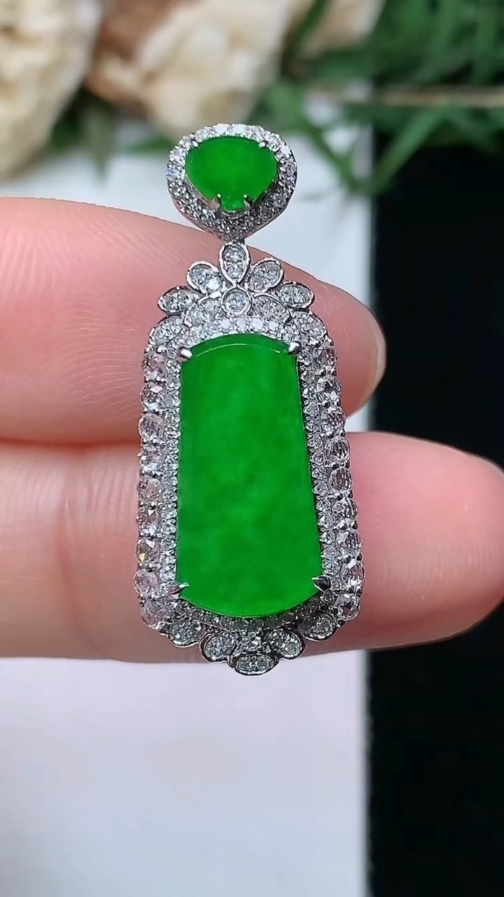 天然A货翡翠无事牌吊坠，尺寸27.9-11.7-7，裸石14-7，重量:3.25g
4月26日