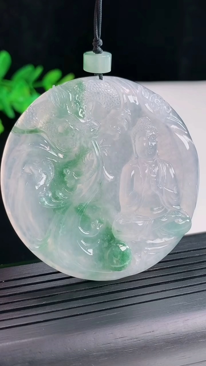 天然A货翡翠种飘花祥龙大日如来佛吊坠，尺寸56-8重量:50.18g
4月26日