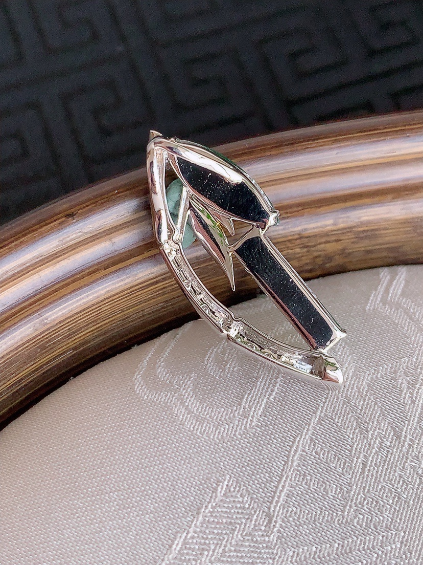 天然A货翡翠18K金伴钻镶嵌满绿随形吊坠 
尺寸27.5-12-3.6-2.5mm 重量1.64g 