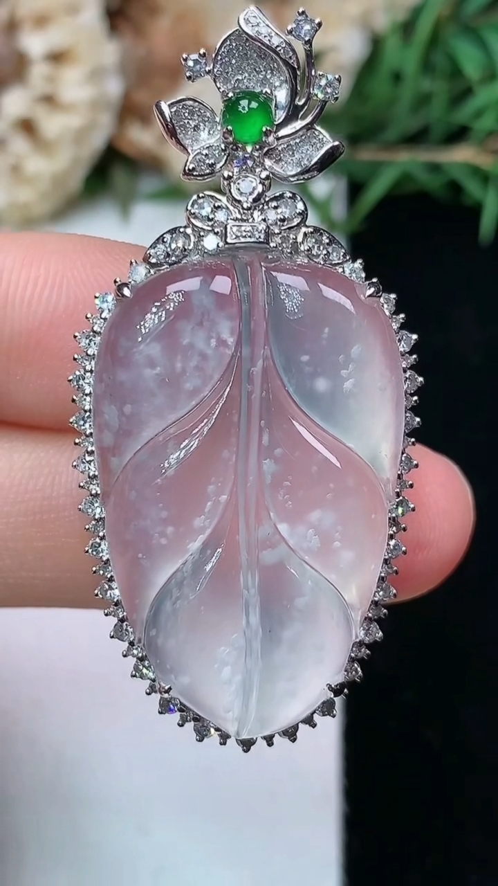 天然A货翡翠白冰金枝玉叶 叶子吊坠，尺寸46.6-22.7-8.3
4月26日