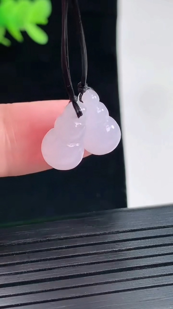 天然A货翡翠紫罗兰葫芦吊坠一对，尺寸14-8-8.5重量:2.86g
4月26日