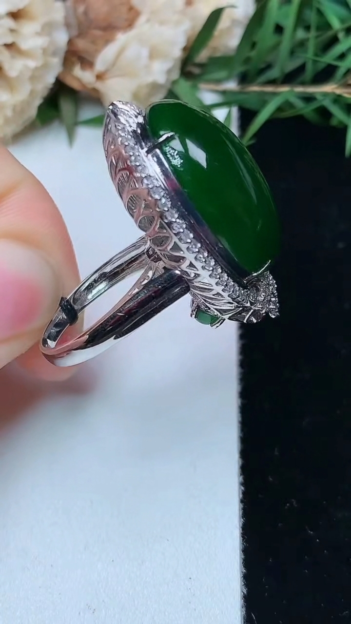 天然A货翡翠蛋面戒指 吊坠两用款，尺寸16.7-21.7-17.7，重量:10.98g2026年4月26日
工厂直销收藏佳品,种好水足，色泽均匀，有种有色，上手高大气！