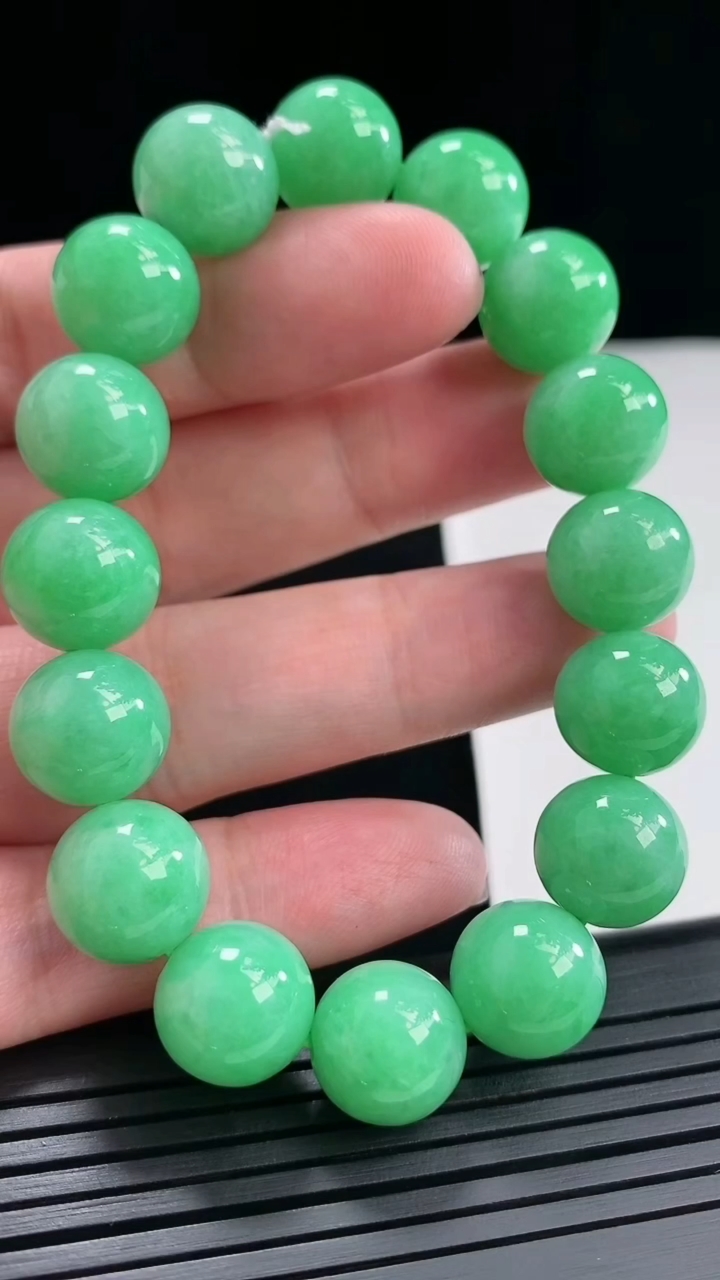 天然A货翡翠圆珠手串，尺寸12-16颗重量:52.59g4月26日
工厂直销收藏佳品,种好水足，色泽
