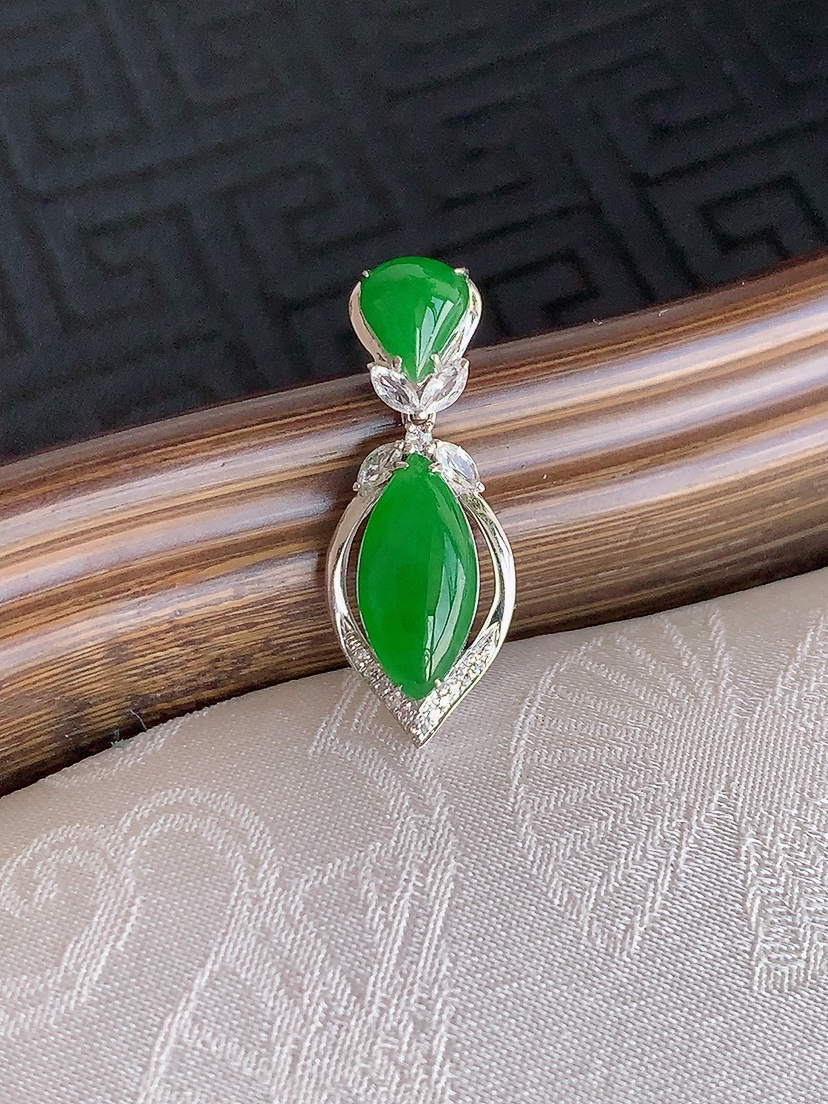 天然A货翡翠18K金伴钻镶嵌满绿水滴吊坠 
尺寸23.6-9-5裸石11.6-5.6mm 重量1.40g 0425