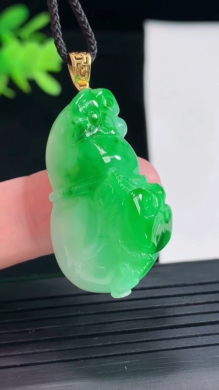 天然A货翡翠葫芦吊坠，尺寸35-20.6-11.8重量:12.31g
4月26日