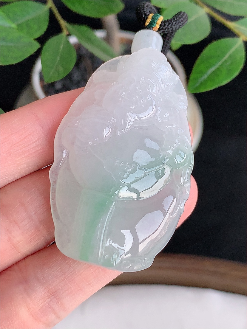 天然A货翡翠飘绿财神爷吊坠 
尺寸47.5-30-11.5mm 重量35.12g 0425