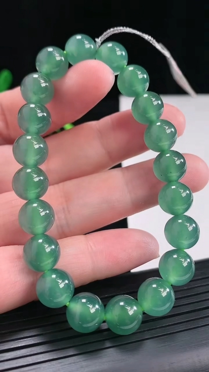 天然A货翡翠圆珠手串，尺寸10-20颗重量:33.00g4月26日
工厂直销收藏佳品,种好水足，色泽均匀，有种有色，上手高大气！