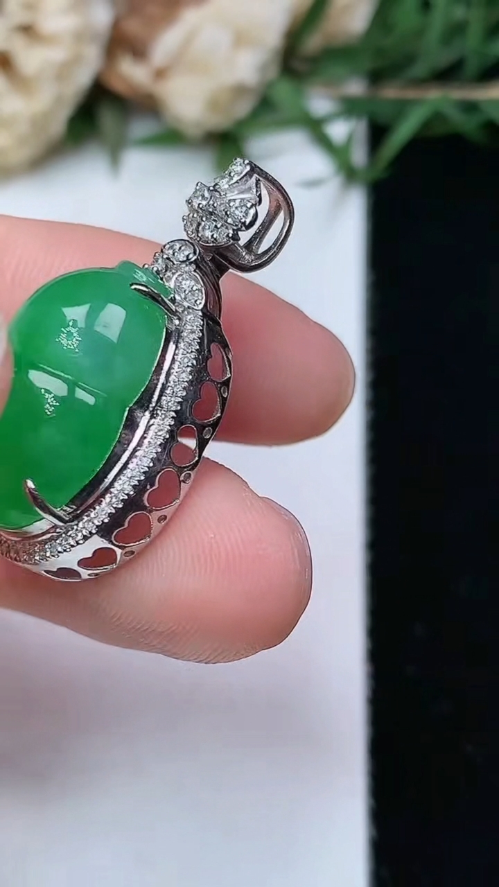 天然A货翡翠葫芦吊坠，尺寸28.2-15.5-11.3，裸石17.6-12.9，重量:5.62g
4月26日