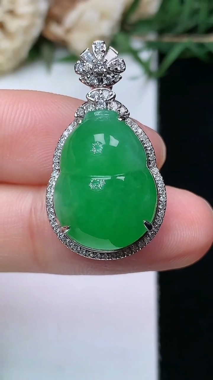 天然A货翡翠葫芦吊坠，尺寸28.2-15.5-11.3，裸石17.6-12.9，重量:5.62g
4月26日