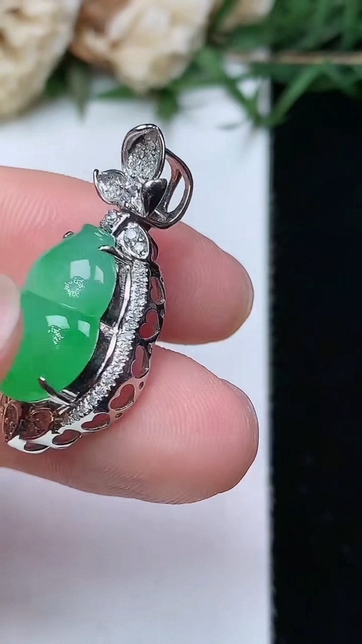 天然A货翡翠葫芦吊坠，尺寸27.7-14.7-9.2，裸石14.7-12，重量:4.01g
4月26日