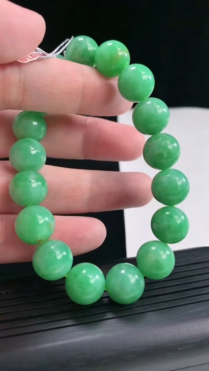 天然A货翡翠圆珠手串，尺寸12.2-17颗重量:55.38g4月26日
工厂直销收藏佳品,种好水足，色泽均匀，有种有色，上手高大气！