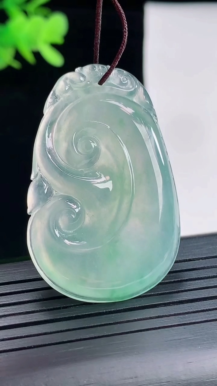 天然A货翡翠如意吊坠，尺寸44-29-5.2重量:13.28g
4月26日